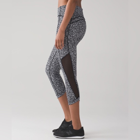 NEW Lululemon Luxtreme Crop. Sole Training Daisy Print.Size 8. New Without Tags. - Picture 4 of 7